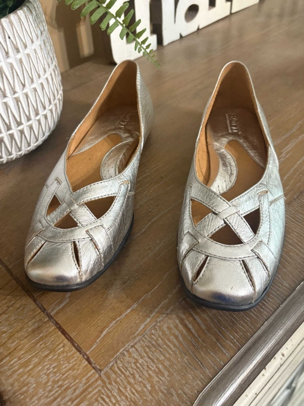 Born Women's Silver Leather Ballet Flats Size 8.5 - Picture 2 of 9